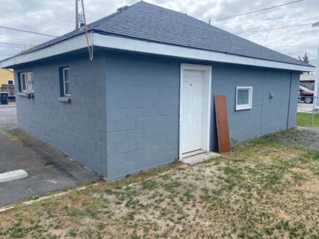1033 W Columbia Ave in Moses Lake, WA - Building Photo - Building Photo