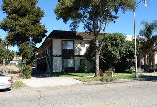 14817 Sylvan St in Van Nuys, CA - Building Photo - Building Photo