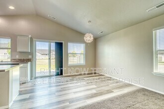 8148 S Red Shine Ave in Boise, ID - Building Photo - Building Photo