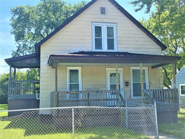 property at 1412 N Champaign St