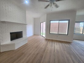 802 Headwater Dr in Arlington, TX - Building Photo