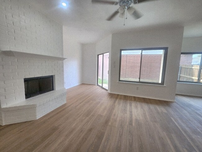 802 Headwater Dr