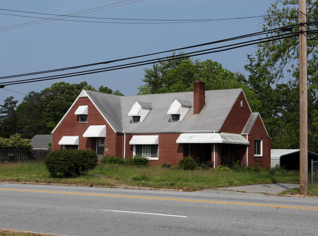 2340 W English Rd in High Point, NC - Building Photo - Building Photo