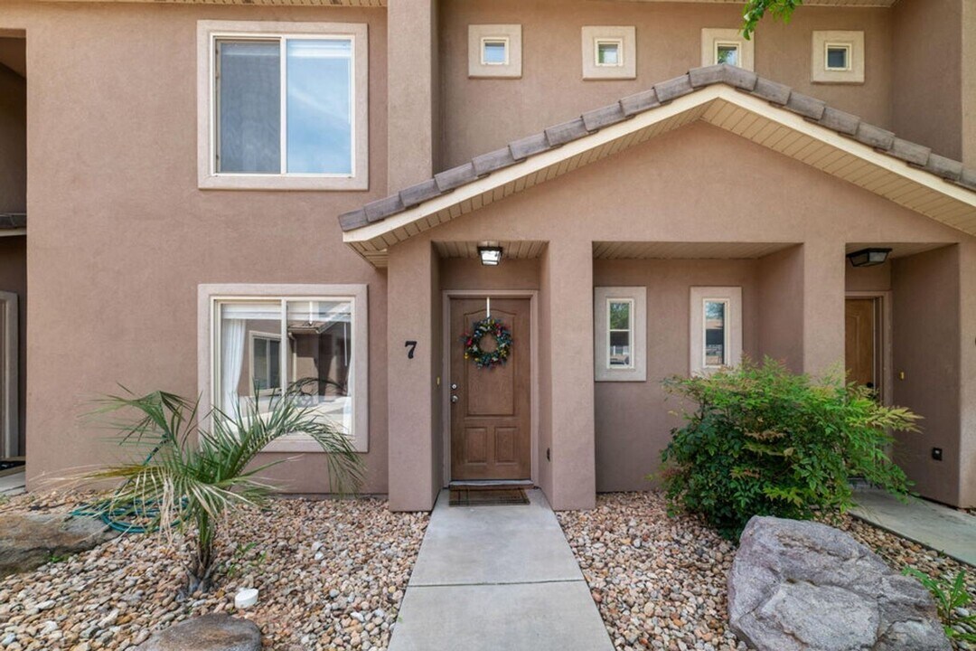 18 N 300 E in Washington, UT - Building Photo