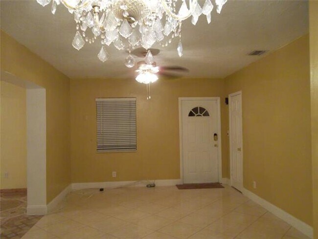 930 NE 160th St in North Miami Beach, FL - Foto de edificio - Building Photo