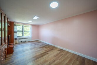 141-30 84th Rd in Queens, NY - Building Photo - Building Photo