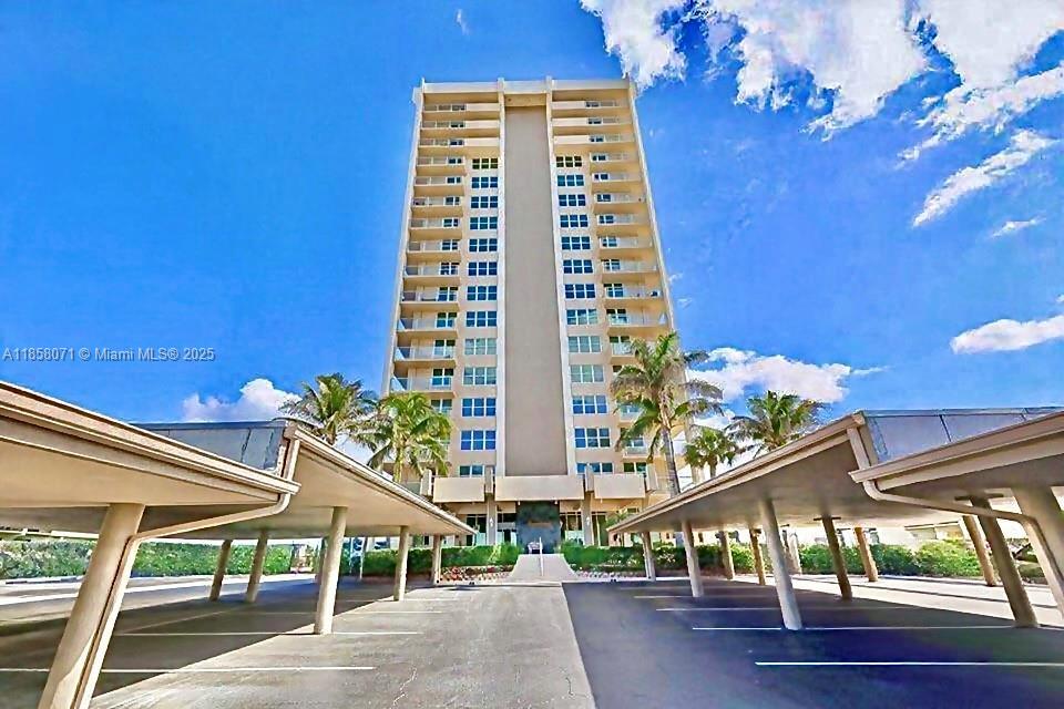 5440 N Ocean Dr in Riviera Beach, FL - Building Photo