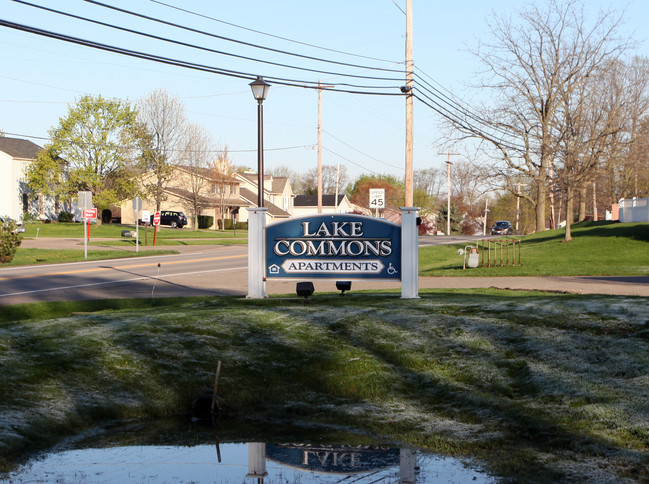 Lake Commons Apartments in Uniontown, OH - Foto de edificio - Building Photo