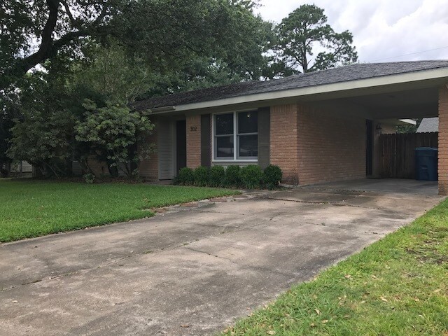 302 Newcastle Dr in Lafayette, LA - Building Photo