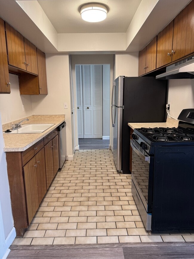 2260 N Summit Ave, Unit 108 in Milwaukee, WI - Foto de edificio - Building Photo