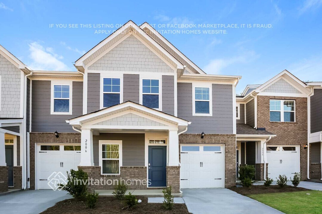 2006 Commerce Dr in Monroe, NC - Foto de edificio