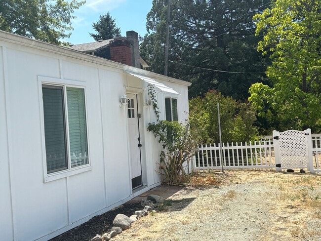 1745 SE Jackson St in Roseburg, OR - Building Photo - Building Photo