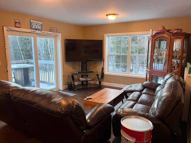 9 Batmanuel Ln in Milford, ME - Foto de edificio - Building Photo