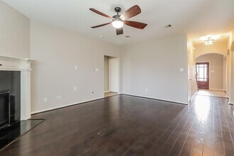 105 Avery Springs Ln in Dickinson, TX - Foto de edificio - Building Photo