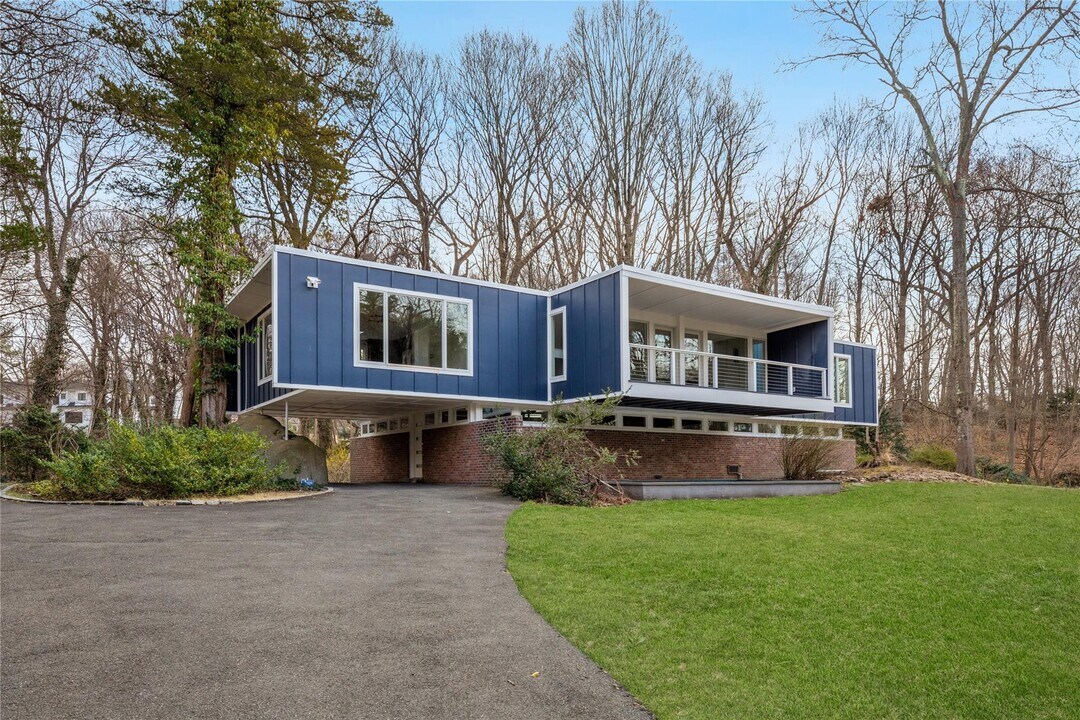 25 Wood Rd in Sands Point, NY - Building Photo