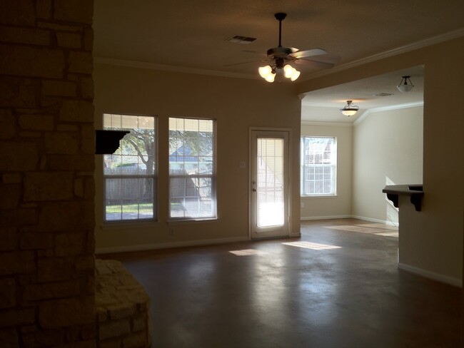 305 Chapel Trail Cir in Waco, TX - Foto de edificio - Building Photo