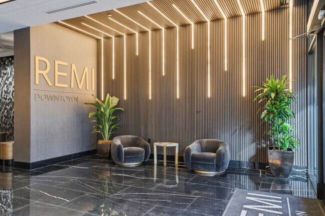 411 N Akard St in Dallas, TX - Foto de edificio - Building Photo