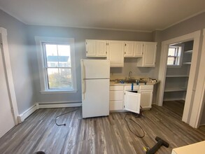 208 Banks St, Unit #1 in Cambridge, MA - Building Photo - Building Photo