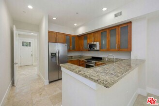 2020 Holly Dr in Los Angeles, CA - Building Photo - Building Photo