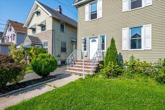 128 Berwick St, Unit apt. 1 in Elizabeth, NJ - Foto de edificio - Building Photo