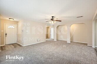 1925 Cross Oaks Dr in Lancaster, TX - Foto de edificio - Building Photo