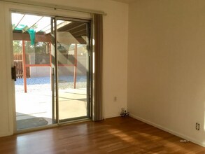 527 S Downs St in Ridgecrest, CA - Foto de edificio - Building Photo