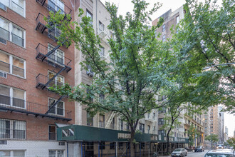 225 W 25th St in New York, NY - Building Photo - Building Photo