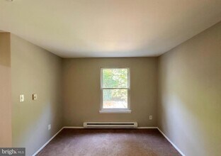 574 Loch Lomond Dr in Gloucester Township, NJ - Building Photo - Building Photo