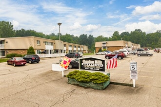 Chardon Hills in Chardon, OH - Foto de edificio - Building Photo