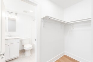 4465 MacArthur Blvd NW in Washington, DC - Building Photo