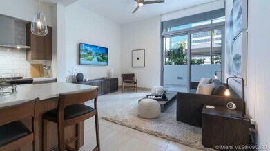 340 SE 3rd St-Unit -1811 in Miami, FL - Building Photo - Building Photo