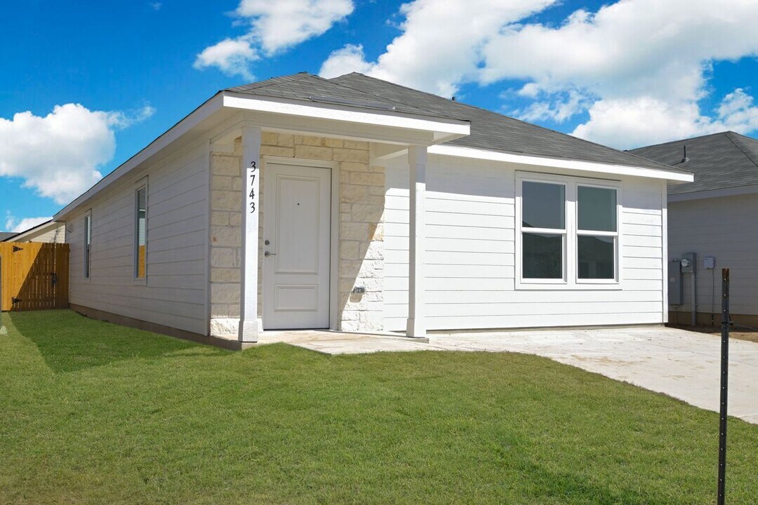 3743 bates Pl in San Antonio, TX - Building Photo