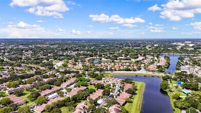 570 Woodgate Cir in Sunrise, FL - Building Photo - Building Photo