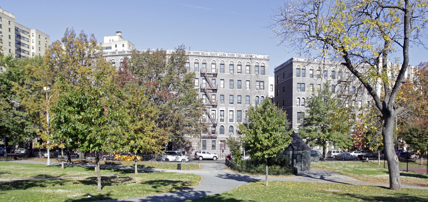 153-175 Father Zeiser Pl in Bronx, NY - Building Photo