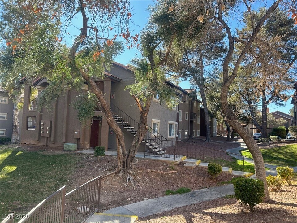 2750 S Durango Dr in Las Vegas, NV - Building Photo