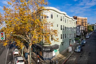 240 Grand in Oakland, CA - Foto de edificio - Building Photo