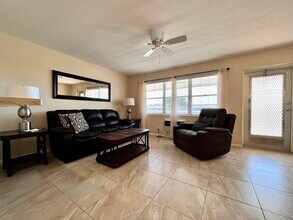 25 Berkshire A in West Palm Beach, FL - Foto de edificio - Building Photo