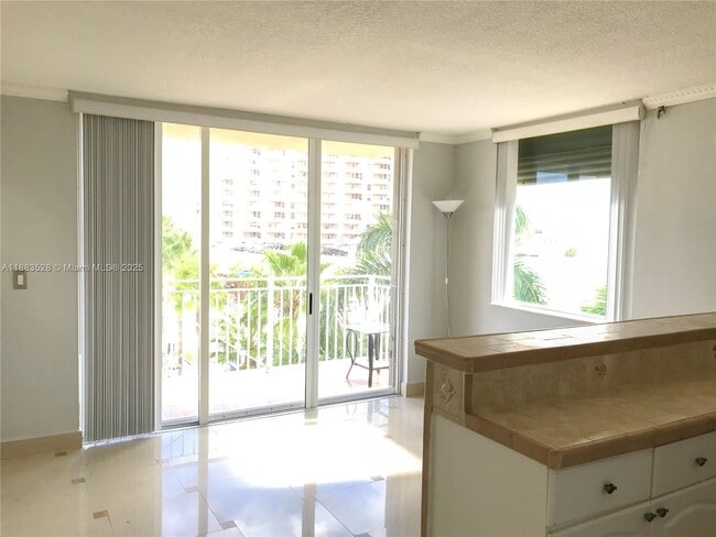 2642 Collins Ave in Miami Beach, FL - Building Photo - Building Photo