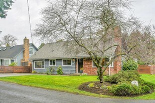 104 NW 137th St in Seattle, WA - Building Photo