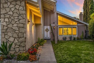 1320 N Van Gogh Cir in Orange, CA - Foto de edificio - Building Photo