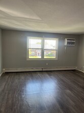 250 Bloomfield Ave in Windsor, CT - Building Photo - Building Photo