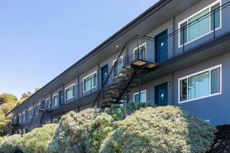 2300 Miramar Ave in San Leandro, CA - Building Photo - Building Photo