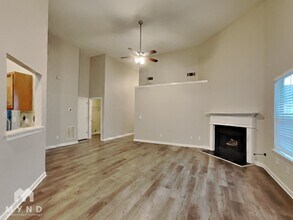 3063 Dogwood Ave, Unit 309 in Decatur, GA - Foto de edificio - Building Photo