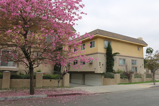 6615 Sepulveda Blvd in Van Nuys, CA - Foto de edificio - Building Photo