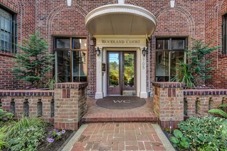 Woodland Court Apartments in Seattle, WA - Building Photo - Building Photo