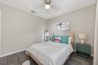 6635 Queensclub Dr in Houston, TX - Foto de edificio - Building Photo