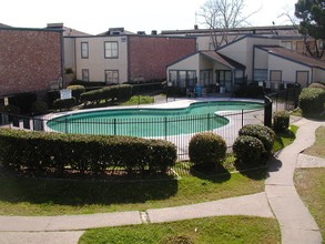 Bayou West Apartment in Houston, TX - Building Photo - Building Photo