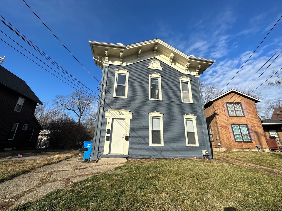 910 Burr St in Jackson, MI - Foto de edificio