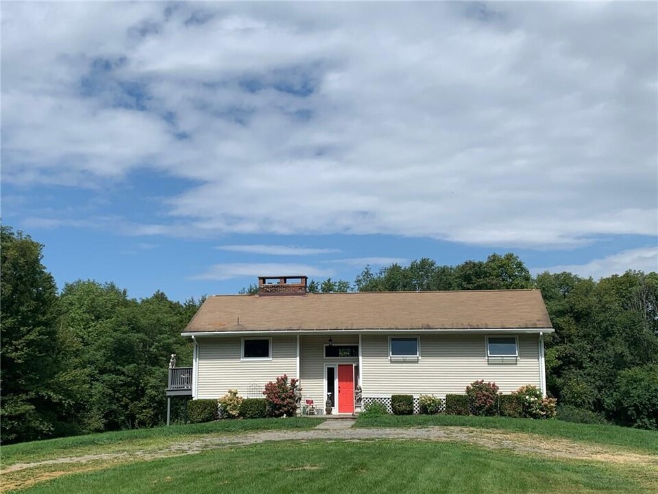 860 Hunns Lake Rd in Stanfordville, NY - Building Photo