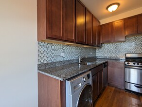 556 W Arlington Pl, Unit 704 in Chicago, IL - Building Photo - Building Photo